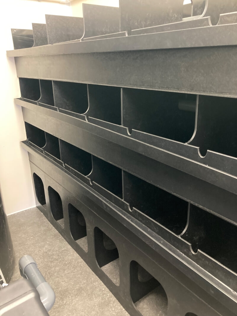 The Hen holding and larval collection system